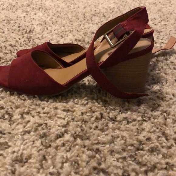 Universal Thread Wedge Heels - Picture 3 of 3